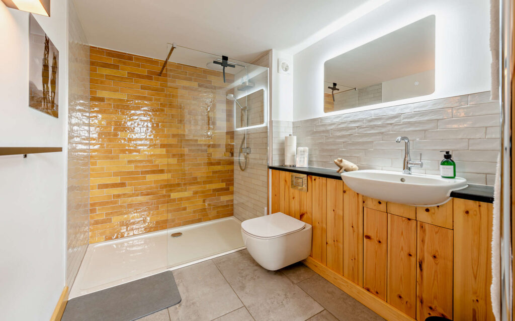 cambrian-cottages-typical-shower-room